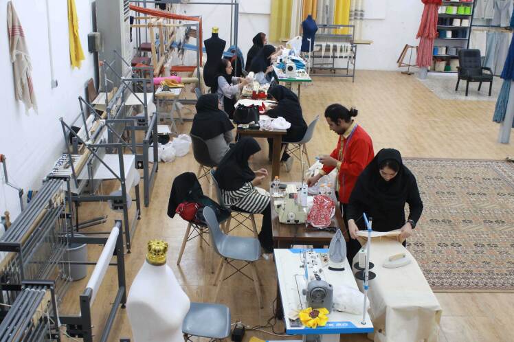 مرحله دوخت آثار در "رویداد بازآفرینی لباس‌های بومی و محلی استان بوشهر"